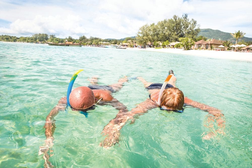 nager dans l'eau turquoise de l'océan pacifique de Bora Bora
