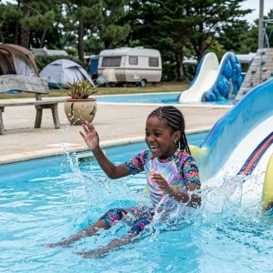 Vacances les pieds dans l'eau dans un camping avec parc aquatique de Bretagne
