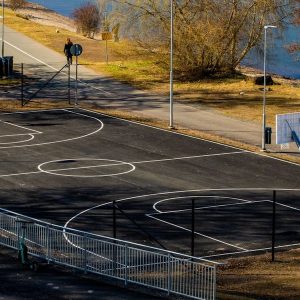 Les risques liés à un terrain mal entretenu pour les basketteurs