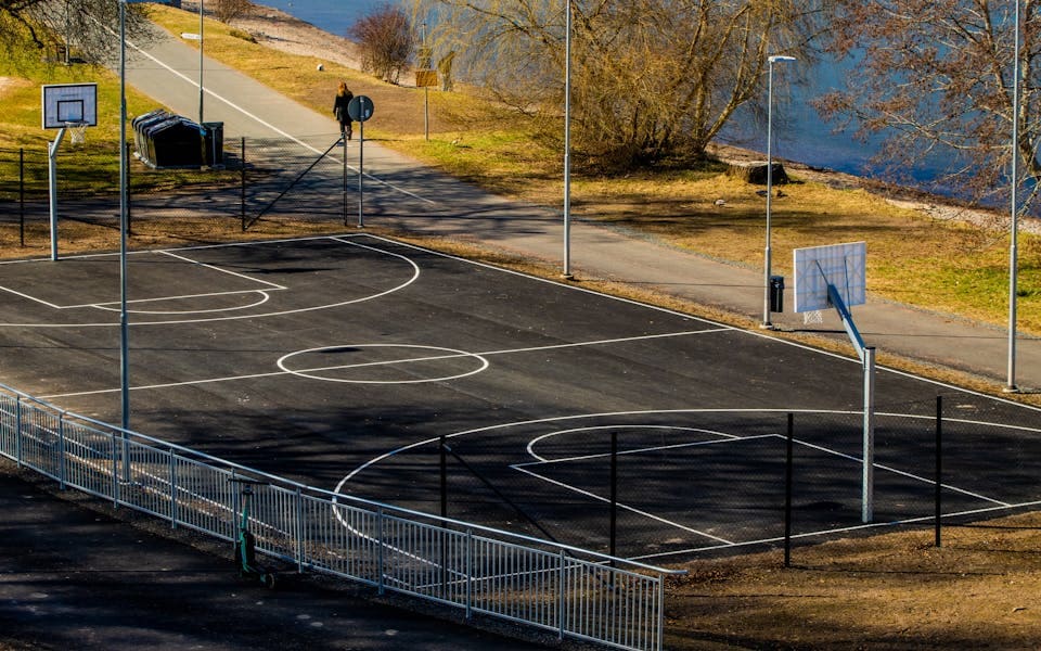 Les risques liés à un terrain mal entretenu pour les basketteurs